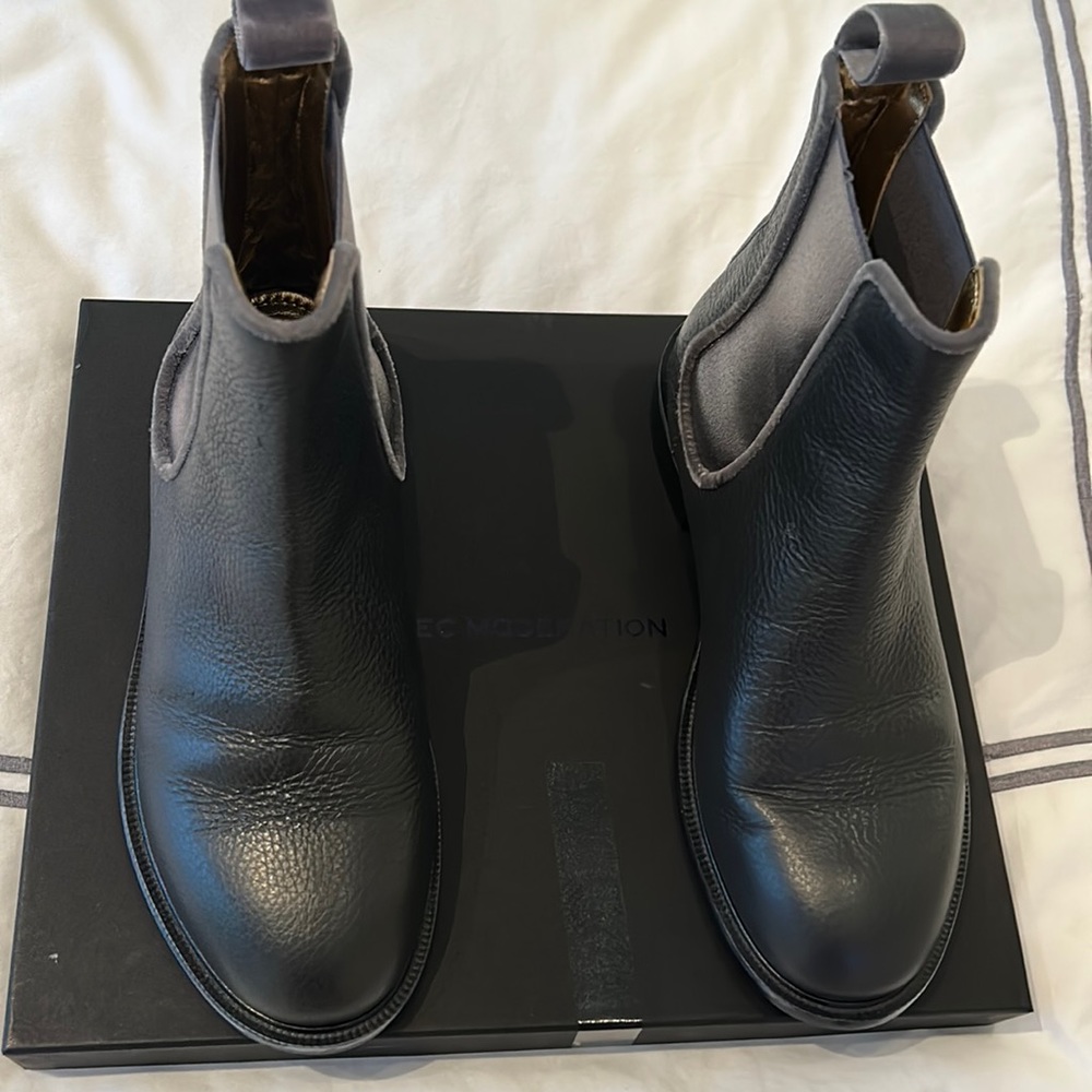 Alec moderation boots. All leather with velvet trim and metallic.
